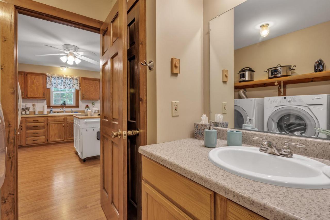 Cozy Bungalow Just Minutes From Mystic, Westerly Beaches, Boating And Casinos! Bungalow Groton Exterior photo