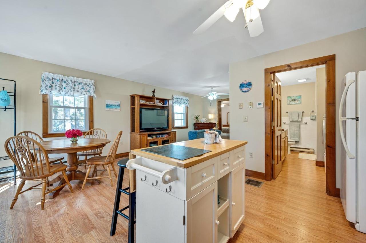 Cozy Bungalow Just Minutes From Mystic, Westerly Beaches, Boating And Casinos! Bungalow Groton Exterior photo
